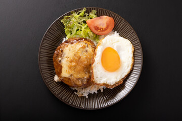 チーズハンバーグ丼（ロコモコ）