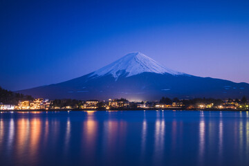 Obraz premium 河口湖越しの夜の富士山