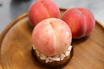 パティシエが作った新鮮な桃を使ったケーキ、タルト