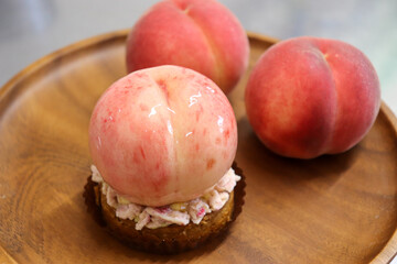 新鮮な桃を使ったケーキ、タルト