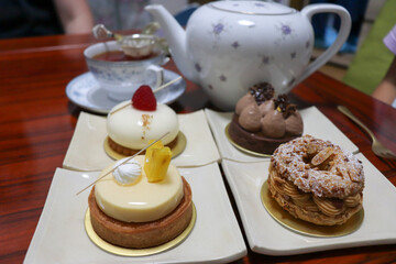 アフタヌーンティー、紅茶とチョコと、フルーツのケーキ、パリブレスト
