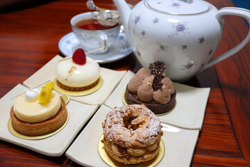アフタヌーンティー、紅茶とチョコと、フルーツのケーキ、パリブレスト