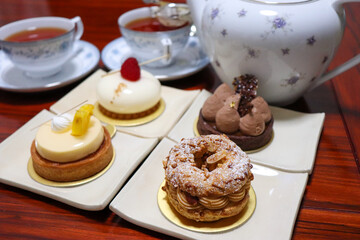 アフタヌーンティー、紅茶とチョコと、フルーツのケーキ、パリブレスト
