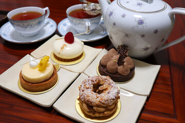 アフタヌーンティー、紅茶とケーキ