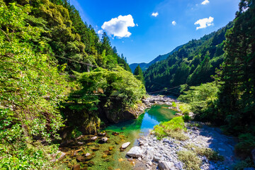 夏の高知県で見た、安居渓谷近くの仁淀ブルーと青空
