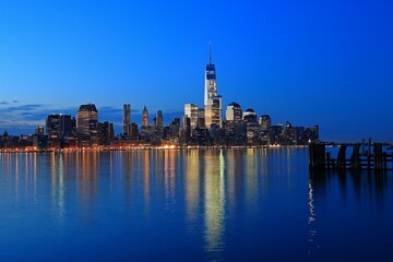 Fototapeta na wymiar One World Trade Center and skyline panorama of downtown Financial District and the Lower Manhattan in New York