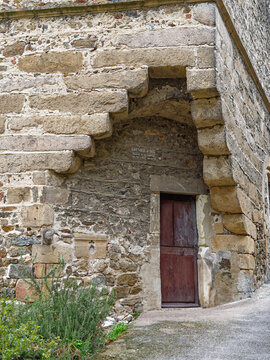 Entr&eacute;e d'angle du "Grenier &agrave; Sel", maison de la Gabelle du XV&egrave;me (15&egrave;me) si&egrave;cle, Malleval, Pilat, France