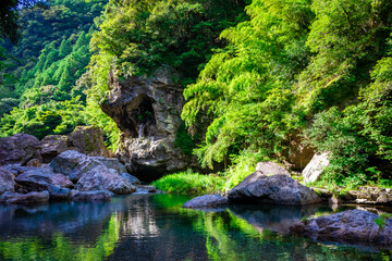夏の高知県で見た、中津渓谷の仁淀ブルー - Powered by Adobe