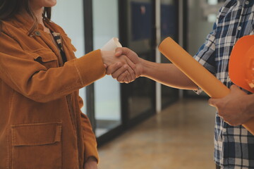 Obraz premium Male and Female Industrial Engineers in Hard Hats Discuss New Project while Using Laptop. They Make Showing Gestures.They Work in a Heavy Industry Manufacturing Factory.