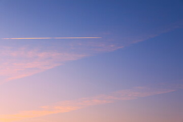 Fototapeta na wymiar 夕焼け雲と飛行機雲