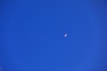 月と青空