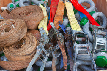 Fastenings for transporting goods. Straps, steel shackles and ratchet locks.