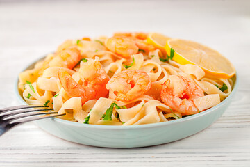 Noodles with shrimp, lemon and chopped parsley