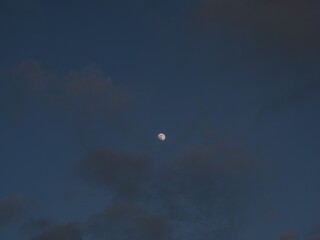 Luna entre nubes