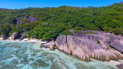 Crédence de cuisine en verre imprimé Anse Source D'Agent, île de La Digue, Seychelles Anse Source D'Argent Beach in La Digue, Seychelles. Aerial view of tropical coastline on a sunny day