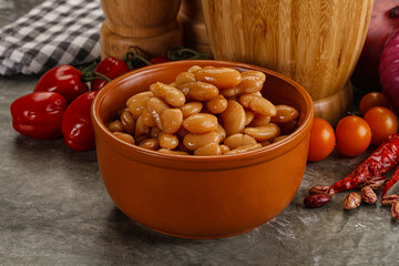 Canned beans in tomato sauce