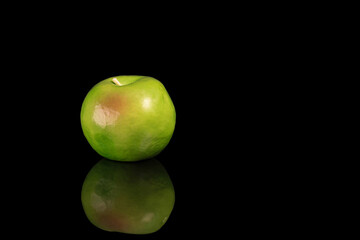 
Green apple isolated on black background with reflection.