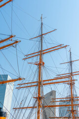 港に係留されている大型帆船のマスト