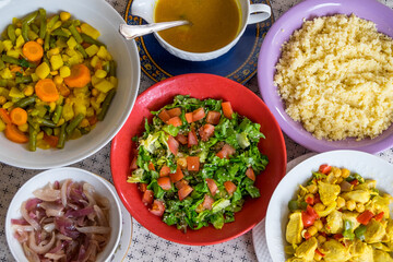 Comida marroquí, con ensalada, verduras con pollo, caldo y cuscús