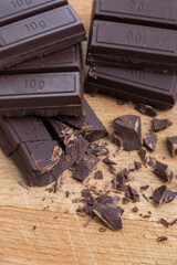 Barras y trozos de chocolate sobre una mesa
