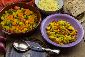 Cacerola de barro con verduras, bol con pollo y verduras y cuscús