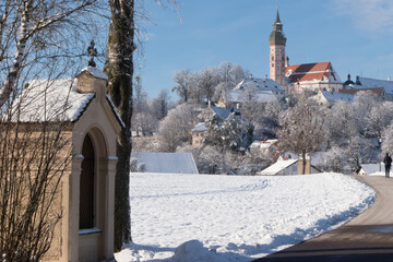 Kreuzweg zum oberbayerischen Kloster Andechs auf dem Berg im Winter 