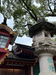 石灯籠と朱色の灯篭