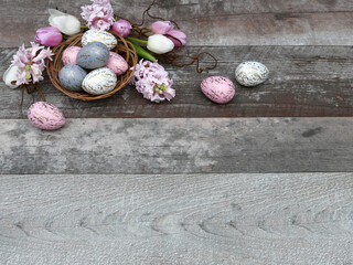 Osterhintergrund: Osterdekoration mit Blumen auf schäbigem Holzbrett mit Kopierraum.