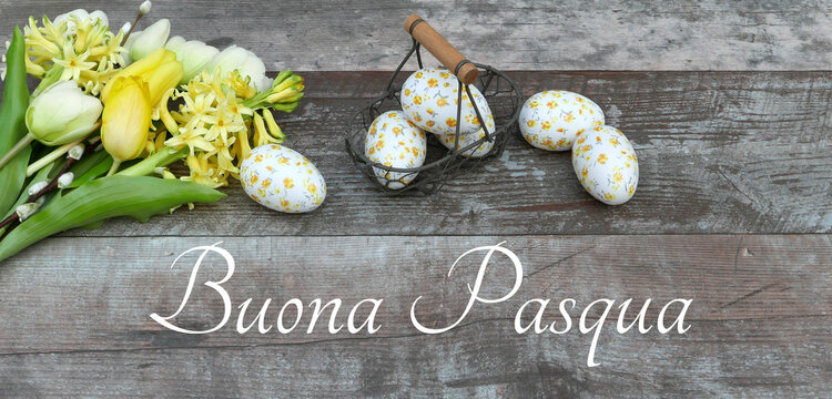Biglietto di auguri di buona Pasqua: nido con uova di Pasqua, fiori e scritta Buona Pasqua.