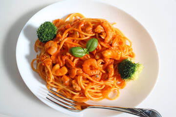 シーフード入りトマトソースのパスタ