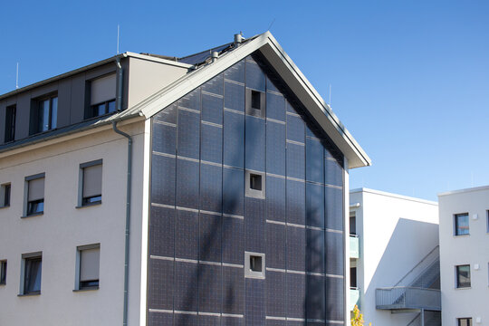 Mehrfamilienhaus mit Solarfassade