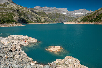 Lac d'altitude formé par un barrage