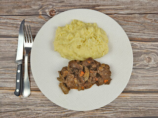 boeuf bourguignon et purée dans une assiette