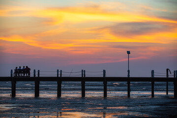 Obraz premium The nature of beautiful, bridge on the sea and suntset