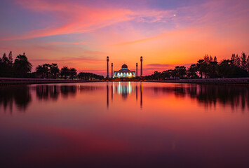 Fototapeta na wymiar Hat Yai central mosque(masjid) with a beautiful clouds and orange skies cloud, Songkhla, Thailand. Beautiful mosque