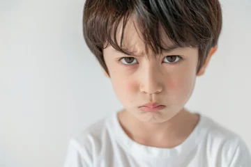 Foto op Plexiglas 怒っている日本人の男の子のアップ写真（決意・睨む・悔しさ・いじめ・許せない） © Maki_Japan