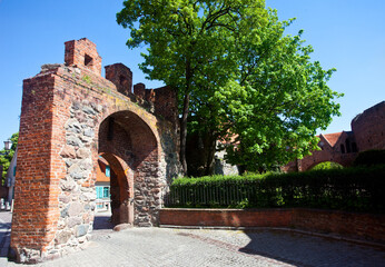 Brama wjazdowa z wieżą i murami zamku, Toruń, Poland - obrazy, fototapety, plakaty