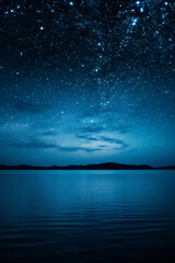 Obraz premium The ocean at night with the sky full of stars.