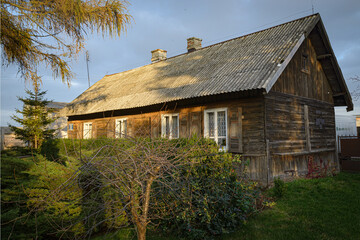 Fototapeta na wymiar Stara, zabytkowa, wiejska, drewniana chata na Mazowszu. 