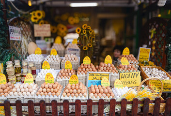 Stragan z jajkami na bazarze. Jaja z wolnego wybiegu, jaja ściółkowe, ekologiczne jajka. - obrazy, fototapety, plakaty