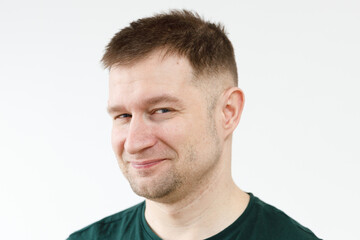 Obraz premium A man in a green T-shirt shows emotions in front of the camera