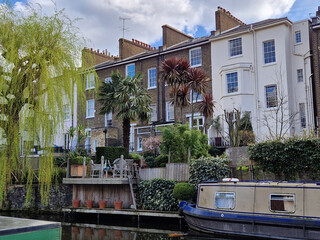 Houses on Regent's Canal in London - 764081076