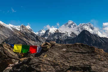 Foto auf Acrylglas Lhotse View of snow capped Everest, Nuptse and Lhotse mountains of the Himalayas during EBC Everest Base Camp or Three Passes trekking. View from Gokyo Ri with buddhist prayer flags, Solukhumbu, Nepal.