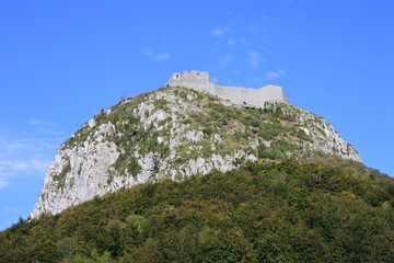 Blauer Himmel und die Burg Montségur 