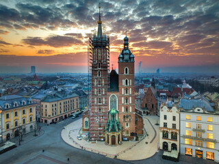 Remont wieży Kościoła Mariackiego w Krakowie, rusztowanie na wieży marzec 2024 roku - obrazy, fototapety, plakaty