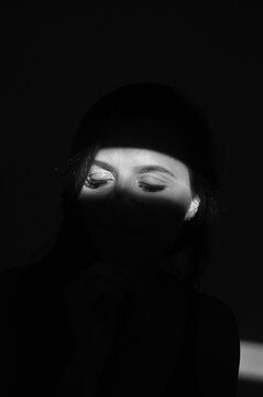 olhos misteriosos de mulher retrato com sombra em estúdio 