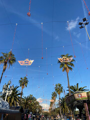 Décorations brillantes dans le ciel