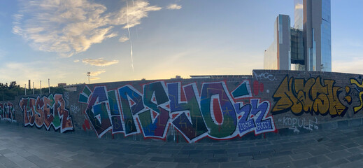 vue panoramique d'un mur de grafittis sur un pont
