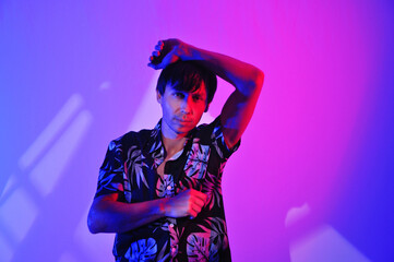 homem em vibe tropical foto colorida em estudio editorial de verão 