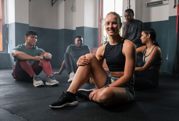 Obraz premium Group in shorts and vests building muscles, smiling at gym event